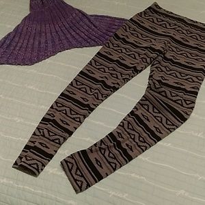 Black and grey aztec leggings.